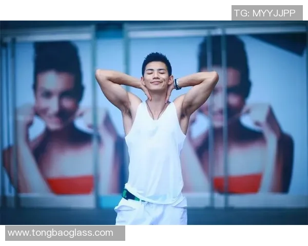 足球球星健美腹肌力量展示激发运动激情的极致魅力壁纸